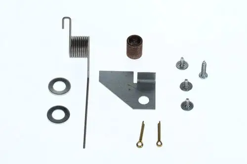 Eine Sammlung von metallischen Bauteilen, einschließlich Schrauben, Unterlegscheiben, einer Feder und einem Blechteil, die für Bosch Produkte verwendet werden können.